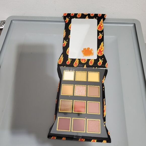 Cheetos Flamin' Hot Crunchy Eyeshadow Palette - 12 Shades & Mirror - Picture 2 of 7